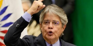 Lasso denuncia un «golpe» en su contra y enfrenta un pedido de destitución