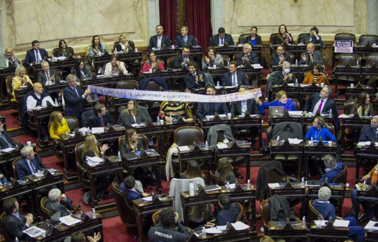 Los diputados Graciela Camaño y Emilio Monzó produjeron un momento disruptivo durante la última parte de la sesión, cuando se unieron para desplegar desde sus bancas una suerte de boleta partidaria gigante que encadenaba en sentido horizontal todas las papeletas que presentaron cada una de las agrupaciones políticas que compitieron en la ciudad bonaerense de Moreno en los comicios del año pasado.