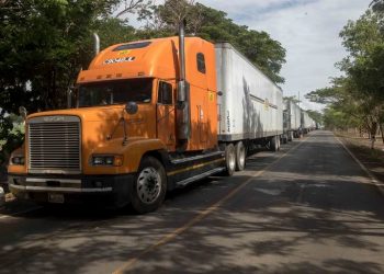 Una alarma por desabastecimiento obliga al Gobierno a importar más combustible