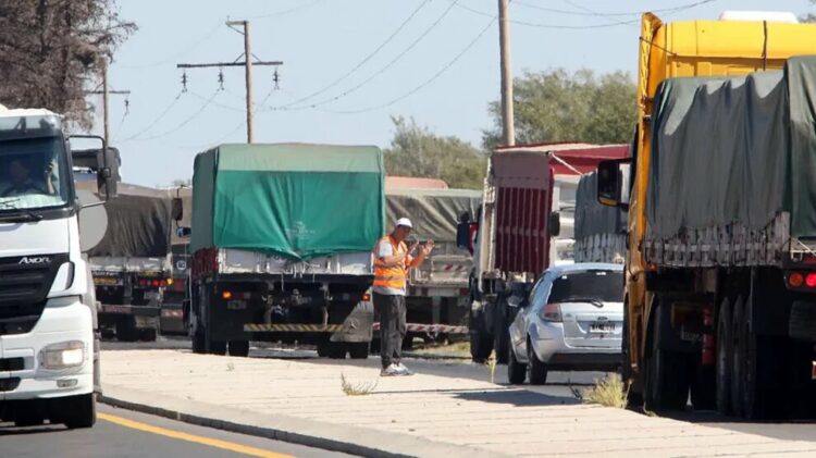 Tras cortar la ruta 9, camioneros anuncian que continuarán con la protesta
