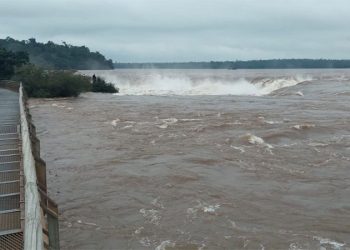 Por fuertes crecidas, inhabilitaron las pasarelas de la Garganta del Diablo