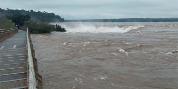 Por fuertes crecidas, inhabilitaron las pasarelas de la Garganta del Diablo