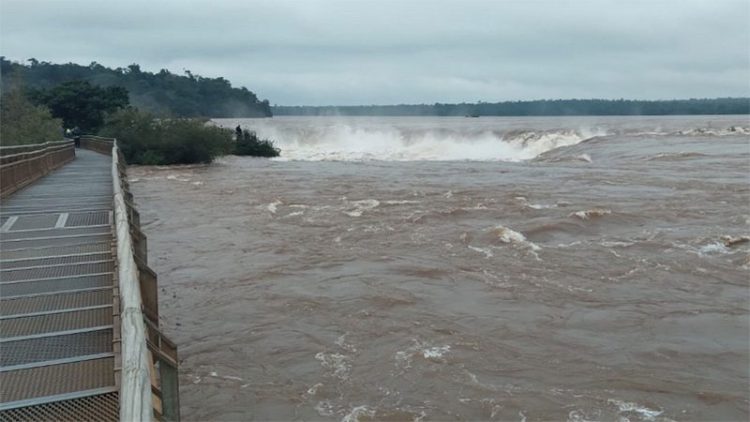 Por fuertes crecidas, inhabilitaron las pasarelas de la Garganta del Diablo
