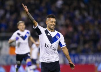 Vélez se quedó con el primer partido de la serie
