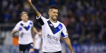 Vélez se quedó con el primer partido de la serie