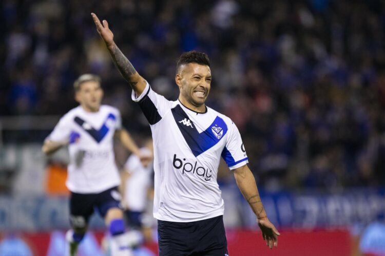 Vélez se quedó con el primer partido de la serie