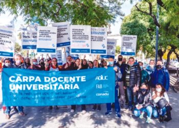 Los docentes universitarios se manifestaron en la ciudad