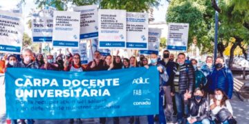 Los docentes universitarios se manifestaron en la ciudad