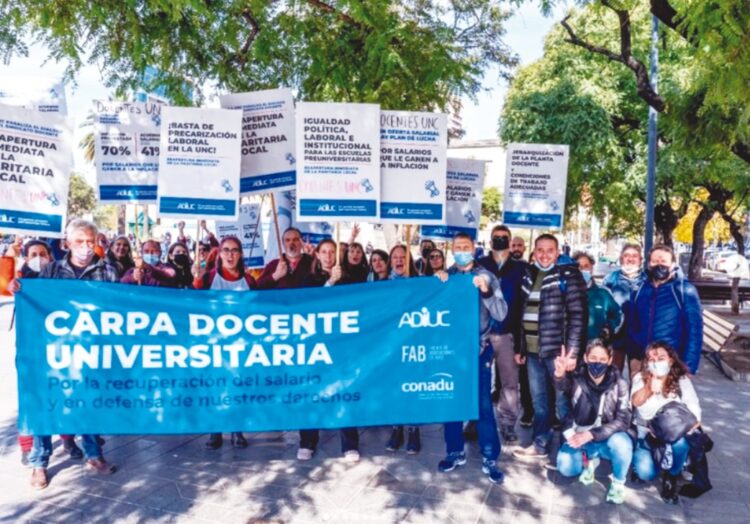 Los docentes e investigadores protestaron en la ex plaza Vélez Sarsfield.