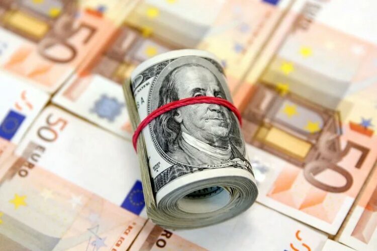 Solo 6 de cada 100 dólar ahorro está en los bancos