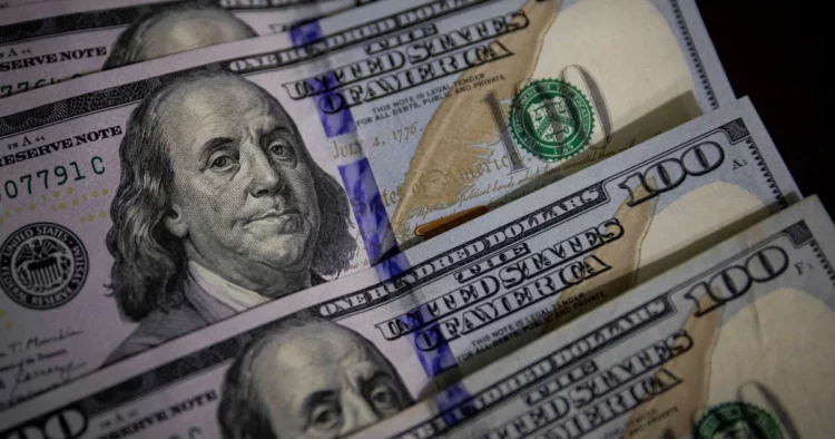 El dólar oficial cerró a $130,07, y el dólar blue supera su récord