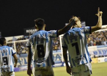 Racing ganó y sigue arriba