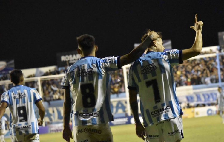 Racing ganó y sigue arriba