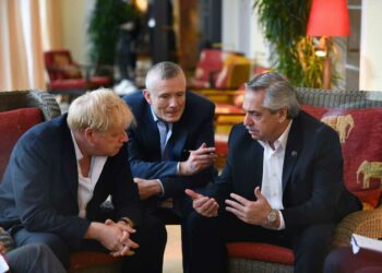 Fernández le planteó a Johnson que no existe posibilidad de avance bilateral sin negociar por Malvinas