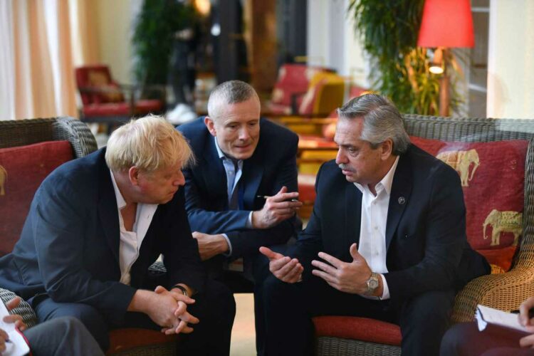 Fernández le planteó a Johnson que no existe posibilidad de avance bilateral sin negociar por Malvinas