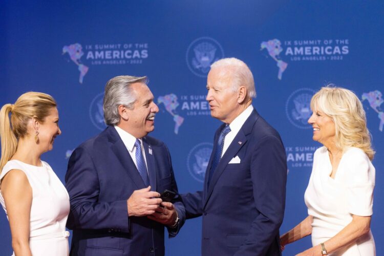 El presidente Alberto Fernández y la primera dama se trasladaron al Microsoft Theater donde fueron recibidos por sus pares de los Estados Unidos, Joseph Biden y Jill Biden.