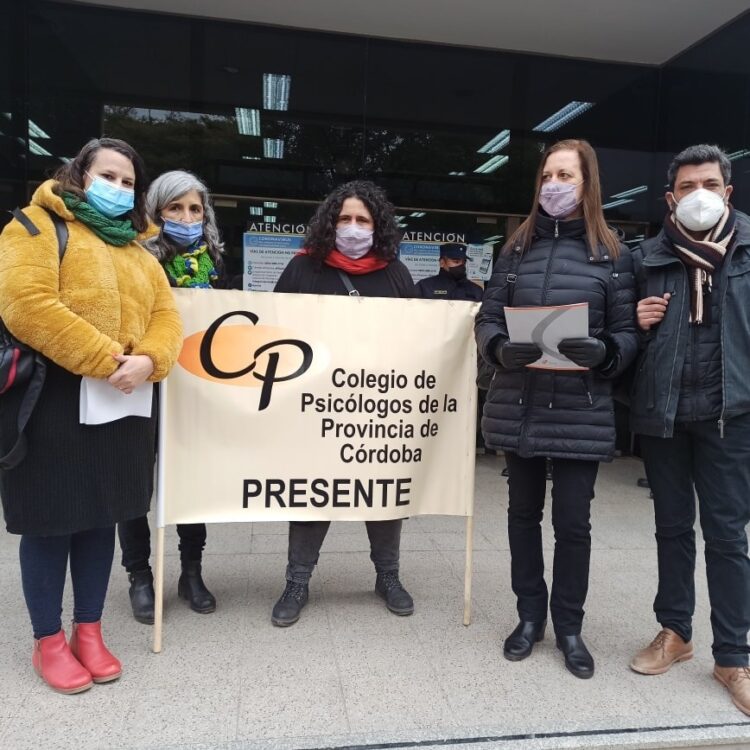 Autoridades del CPPC se manifestaron ayer frente a la sede de la obra social.