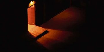 De noche, las puertas abiertas