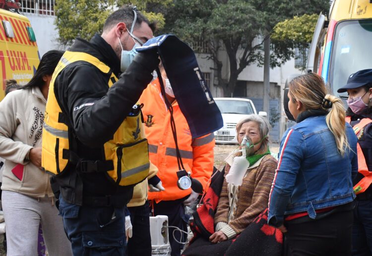 Llaryora se acercó al lugar del incendio y expresó: «Son terrenos federales pero no podemos mirar para otro lado»