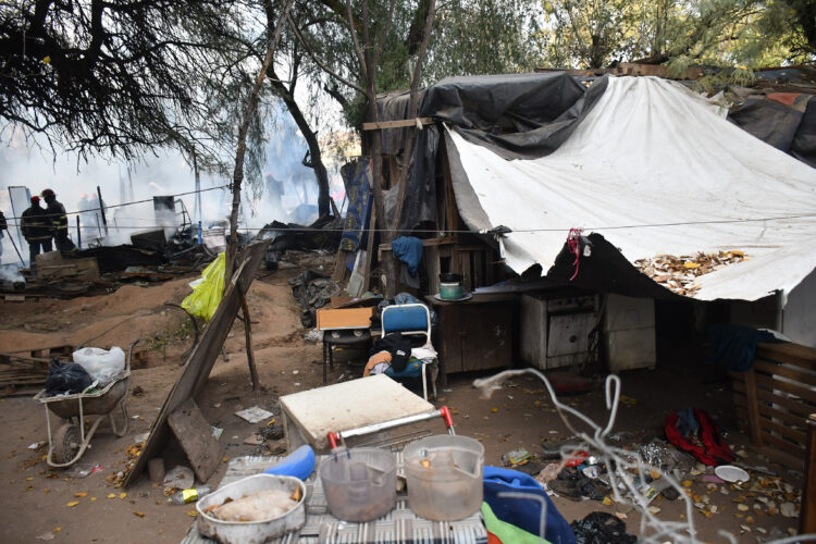 Llaryora se acercó al lugar del incendio y expresó: «Son terrenos federales pero no podemos mirar para otro lado»