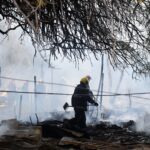 Llaryora se acercó al lugar del incendio y expresó: "Son terrenos federales pero no podemos mirar para otro lado"