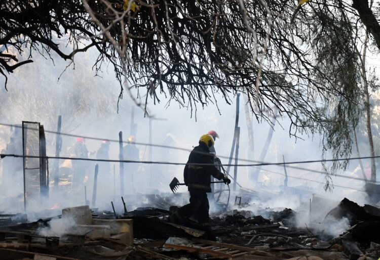 En el asentamiento combatieron el fuego tres dotaciones de bomberos.