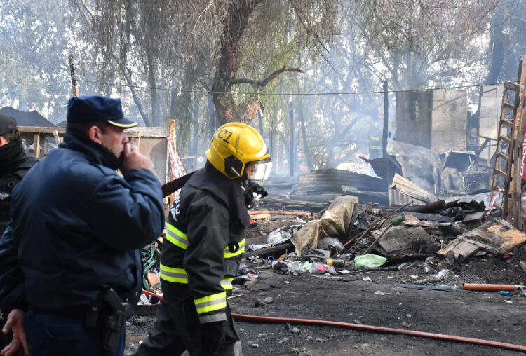 Llaryora se acercó al lugar del incendio y expresó: «Son terrenos federales pero no podemos mirar para otro lado»