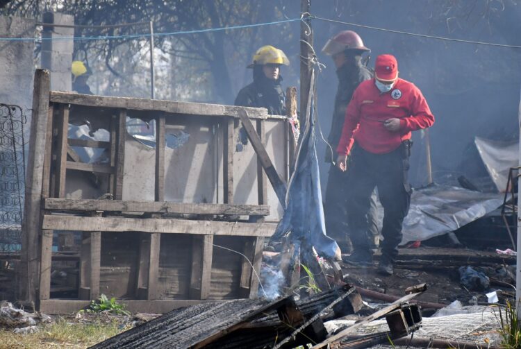 Llaryora se acercó al lugar del incendio y expresó: «Son terrenos federales pero no podemos mirar para otro lado»