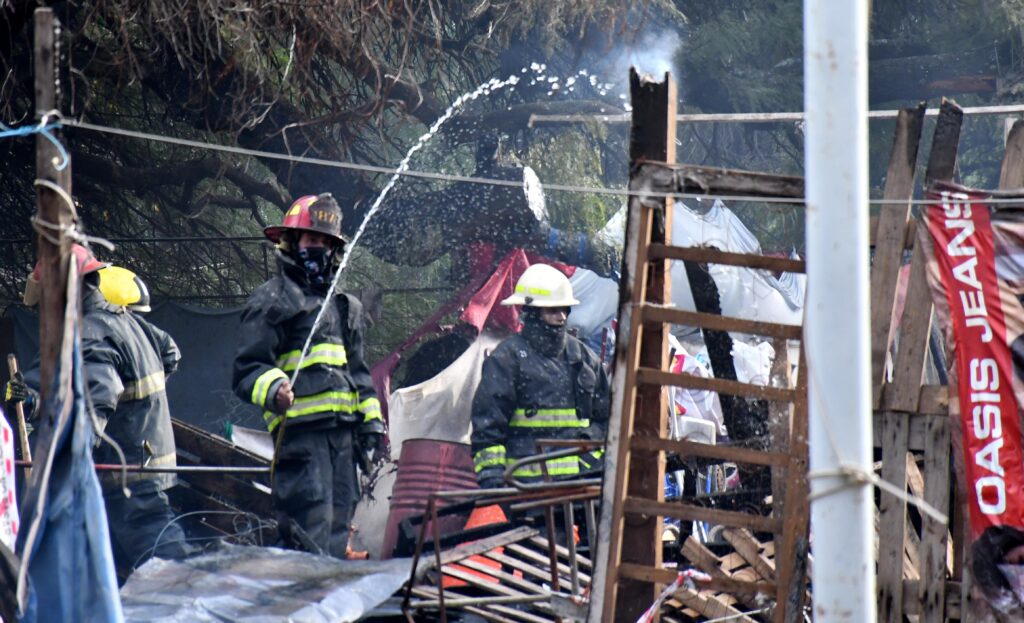 Llaryora se acercó al lugar del incendio y expresó: "Son terrenos federales pero no podemos mirar para otro lado" Llaryora se acercó al lugar del incendio y expresó: "Son terrenos federales pero no podemos mirar para otro lado"