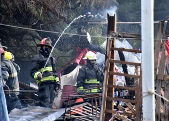 Llaryora se acercó al lugar del incendio y expresó: «Son terrenos federales pero no podemos mirar para otro lado»