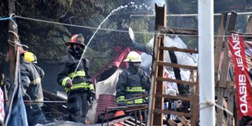 Llaryora se acercó al lugar del incendio y expresó: «Son terrenos federales pero no podemos mirar para otro lado»