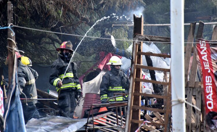 Llaryora se acercó al lugar del incendio y expresó: "Son terrenos federales pero no podemos mirar para otro lado"