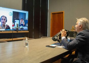 Llaryora disertó sobre la economía circular