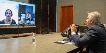 Llaryora disertó sobre la economía circular