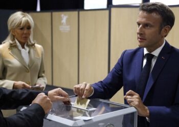 Los franceses votan en unas legislativas que amenazan con debilitar a Macron