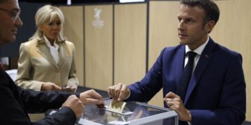 Los franceses votan en unas legislativas que amenazan con debilitar a Macron