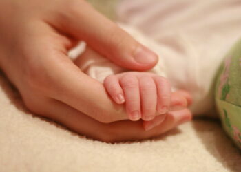 La Justicia autoriza a un padre a comunicarse con su bebe, a través de la abuela materna