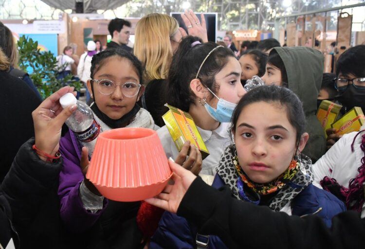 Alumnos se divierten y aprenden sobre la importancia del reciclaje.
