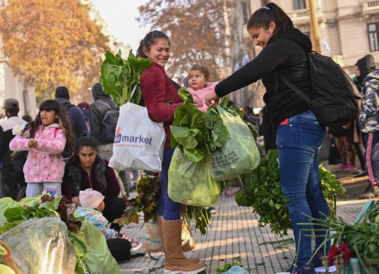 Dirigentes y militantes de la Unión de Trabajadores de la Tierra (UTT) concretaron un nuevo “verdurazo” en Plaza de Mayo, en reclamo de la sanción de la Ley de Acceso a la Tierra. La protesta consistió en la donación de 30.000 kilos de alimentos a los vecinos porteños que se acercaron a la emblemática plaza. Según explicaron los organizadores, la “jornada de lucha se desarrolló en todo el país con la exigencia al Congreso nacional de avances en el tratamiento de la Ley de Acceso a la Tierra y por políticas públicas claras y concretas para el sector de la agricultura familiar, quienes producen más del 60% de los alimentos para las familias argentinas”.