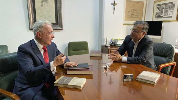 Histórico encuentro entre Petro y Uribe