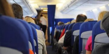 El piloto de un avión abandonó la cabina para ir al baño y no pudo volver