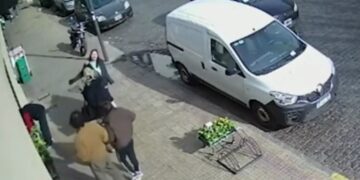 Se agarró a las piñas con una mujer porque cruzó por la mitad de la calle