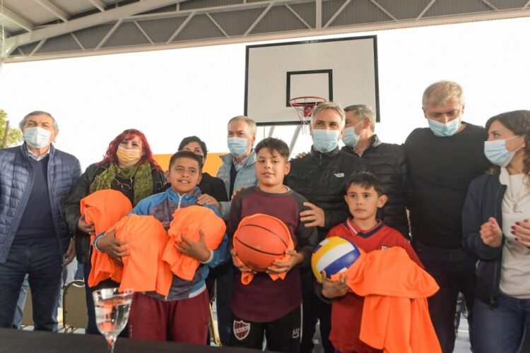Inauguraron un nuevo polideportivo social