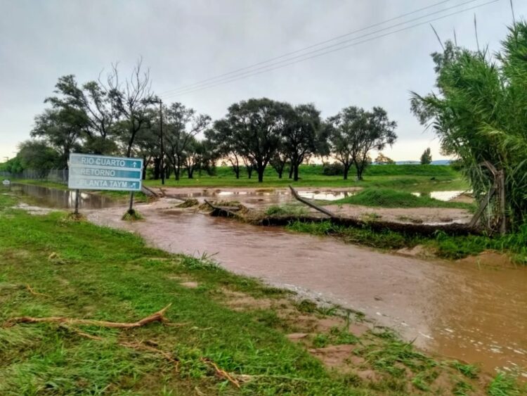 El desborde de la planta Taym llevó sus contaminantes al río adyacente.