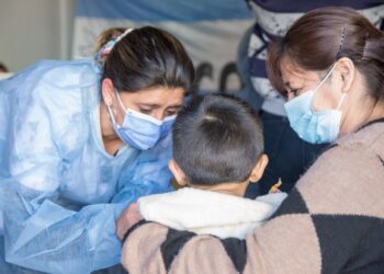 Continúa la vacunación contra la gripe y coronavirus en salas cuna de la Ciudad