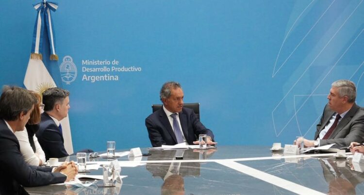 Renault presentó sus proyectos de expansión en el país a Scioli