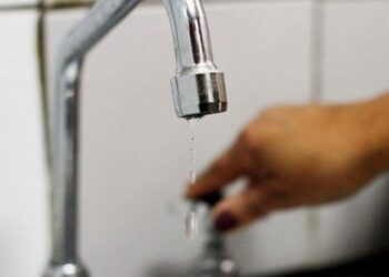 Resienten el servicio de agua en la zona norte de la ciudad por la rotura de un caño
