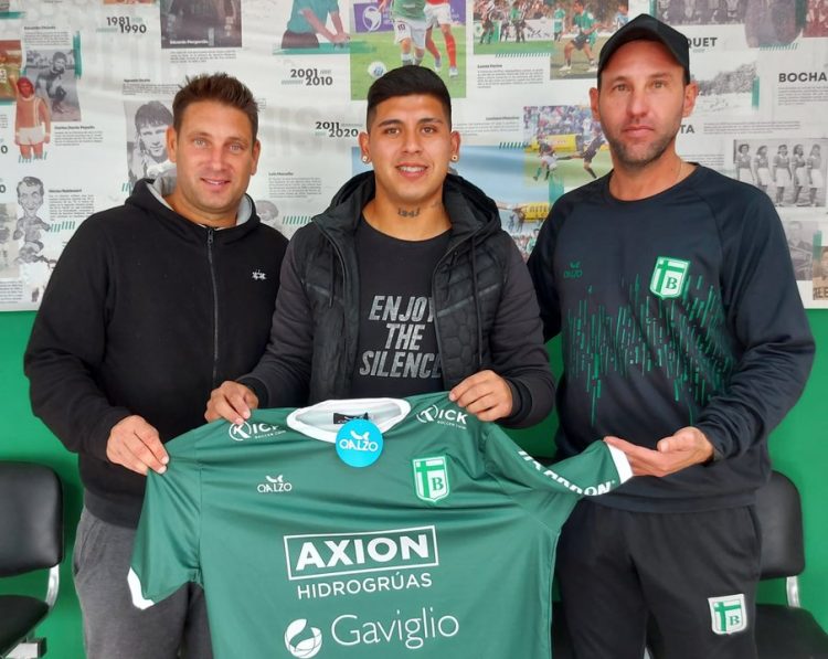 Villegas (centro) posa con la camiseta de su nuevo club.