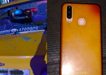 Un hombre asiático se enfureció con un taxista y le reventó la luneta con el celular