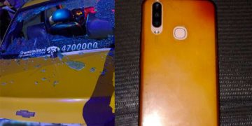 Un hombre asiático se enfureció con un taxista y le reventó la luneta con el celular